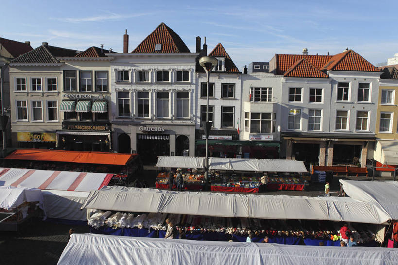 无人,家,横图,俯视,室外,白天,旅游,度假,美景,城市风光,城市,道路,建筑,路,公路,欧洲,荷兰,阴影,光线,影子,帐篷,房屋,屋子,景观,公寓,建筑群,交通,娱乐,建设,洋房,楼房,住宅,蓝色,蓝天,天空,阳光,天,享受,休闲,景色,放松,晴朗,西欧,露营,野营,万里无云,宿营,荷兰王国,尼德兰王国,北布拉班特省,晴空,晴空万里,马路,彩图,高角度拍摄,房子