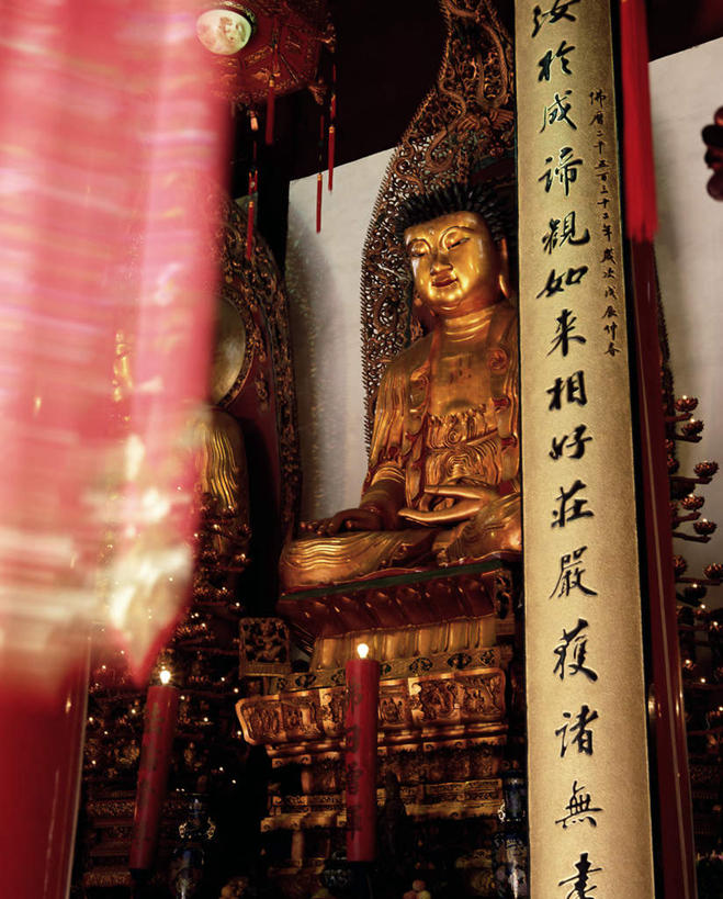无人,寺庙,竖图,室内,白天,仰视,旅游,度假,名胜古迹,标志建筑,地标,建筑,蜡烛,照明,雕塑,上海,中国,亚洲,节日,遗迹,艺术,装饰,标志,灯笼,雕刻,雕像,佛像,火焰,文字,纸灯笼,烛光,字符,燃烧,古迹,文化,文物,娱乐,标识,建设,古建筑,红色,香火,工艺品,灯具,庙宇,点燃,祈祷,享受,休闲,健康,汉字,旅游胜地,放松,许愿,宗教,佛教,信仰,纪念,玉佛寺,华丽,修饰,祈求,照亮,美术,点缀,申,照明设备,中文,主题,陈列,古文明,东亚,普陀区,上海市,中华人民共和国,沪,华东地区,功能,美学,衬托,美观,雅致,雅观,国文,华文,释教,玉佛禅寺,平安,彩图,低角度拍摄,庙,寺