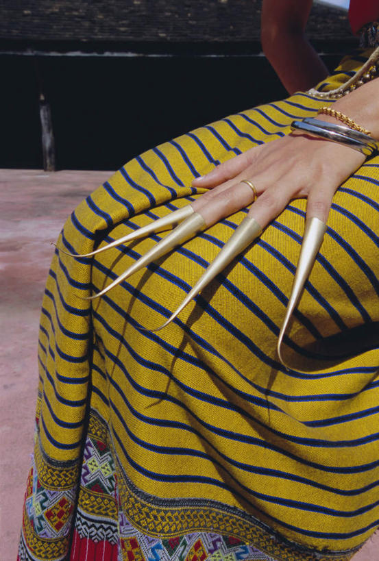 手,指甲,一个人,坐,竖图,俯视,室外,特写,白天,裙子,石头,地板,亚洲,仅一个年轻女性,仅一个女性,仅一个人,阴影,连衣裙,朦胧,模糊,光线,石子,影子,墙,墙壁,墙面,黄色,阳光,手部,细长,单手,年轻女性,女人,女性,亚洲人,印度人,手指甲,石块,岩石,坐着,半身,彩图,高角度拍摄