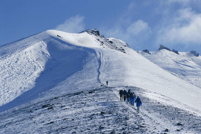 西方人,走,横图,室外,白天,旅游,度假,石头,美景,山,雪,雪山,大雪,道路,路,欧洲,俄罗斯,欧洲人,亚洲,一排,阴影,服装,整齐,光线,石子,影子,冰,积雪,景观,山峰,雪景,云,云朵,冬季,冬天,小路,交通,山峦,许多人,云彩,注视,休闲装,娱乐,排列,背面,衣服,蓝色,白云,蓝天,天空,阳光,自然,天,观察,看,一群人,享受,休闲,休闲服,景色,放松,寒冷,服饰,晴朗,观看,察看,冰冷,队列,关注,自然风光,西伯利亚,堪察加半岛,严寒,冰凉,酷寒,凛冽,凛凛,极冷,俄联邦,俄罗斯联邦,男人,男性,女人,女性,中年男性,中年女性,白种人,石块,岩石,晴空,步行,散步,走路,彩图,全身,堪察加州