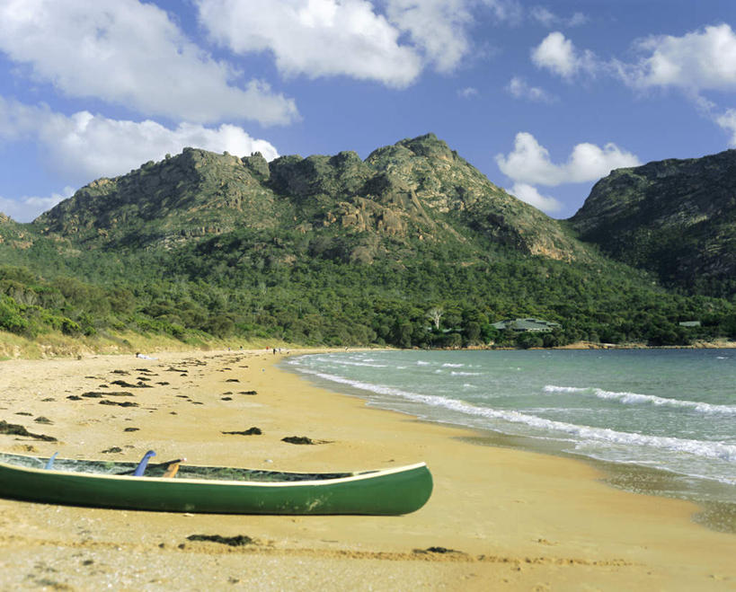 无人,公园,横图,室外,白天,正面,旅游,度假,草地,草坪,海浪,海洋,美景,沙滩,山,山脉,植物,船,澳大利亚,一艘,阴影,光线,沙子,影子,海岸,景观,浪花,山峰,云,云朵,木船,沙地,山峦,云彩,娱乐,草,树,树木,蓝色,绿色,白云,蓝天,天空,阳光,自然,海水,交通工具,群山,天,享受,休闲,景色,放松,生长,晴朗,成长,舟,国家公园,自然风光,载具,独木舟,大洋洲,塔斯马尼亚,澳洲,海景,南方大陆,澳大利亚联邦,独木船,塔斯马尼亚州,菲欣纳国家公园,大海,风浪,海,海水的波动,海滩,近岸浪,涌浪,晴空,彩图