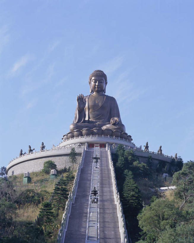无人,栏杆,坐,闭眼,盘腿,竖图,室外,白天,仰视,旅游,度假,植物,楼梯,标志建筑,地标,建筑,雕塑,香港,中国,亚洲,阴影,艺术,装饰,光线,雕刻,雕像,扶手,影子,阶梯,娱乐,建设,护栏,台阶,树,树木,蓝色,绿色,蓝天,天空,阳光,自然,工艺品,天,享受,休闲,旅游胜地,放松,生长,晴朗,成长,纪念,美术,港,主题,陈列,东亚,大屿山,万里无云,宝莲寺,香港特别行政区,港澳台,中华人民共和国,功能,美学,宝莲禅寺,大濠岛,荃湾区,晴空,晴空万里,闭眼睛,闭着眼,闭着眼睛,盘腿而坐,盘膝,盘着腿的,盘着腿坐,双腿交叉,坐着,彩图,低角度拍摄,全身