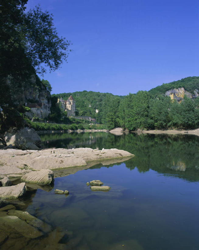 无人,竖图,室外,白天,正面,旅游,度假,河流,山,山脉,水,植物,法国,欧洲,阴影,波纹,光线,影子,堡垒,城堡,河水,山峰,水流,涟漪,山峦,娱乐,树,树木,蓝色,绿色,倒影,蓝天,水纹,天空,阳光,自然,波浪,群山,天,享受,休闲,放松,生长,晴朗,成长,倒映,要塞,万里无云,法兰西共和国,阿基坦,水晕,法兰西第五共和国,反照,多尔多涅省,亚魁当,阿基坦大区,设防,多尔多涅,晴空,晴空万里,彩图