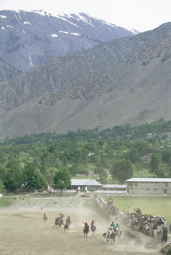 东方人,家,站,坐,竖图,俯视,室外,白天,旅游,度假,赛跑,草地,草坪,美景,山,山脉,雪,雪山,植物,大雪,道路,路,马,野生动物,巴基斯坦,亚洲,一排,许多,整齐,房屋,屋子,冰,积雪,景观,山峰,雪景,冬季,冬天,小路,交通,山峦,很多,许多人,注视,黄种人,娱乐,楼房,住宅,草,树,树木,排列,骑,绿色,自然,动物,群山,观察,看,站着,一群人,享受,休闲,景色,放松,寒冷,运输,牲畜,生长,成长,观看,察看,冰冷,队列,关注,自然风光,南亚,严寒,冰凉,酷寒,凛冽,凛凛,极冷,巴基斯坦伊斯兰共和国,竞走,男人,男性,年轻男性,年轻女性,女人,女性,亚洲人,站立,坐着,彩图,高角度拍摄,全身,房子