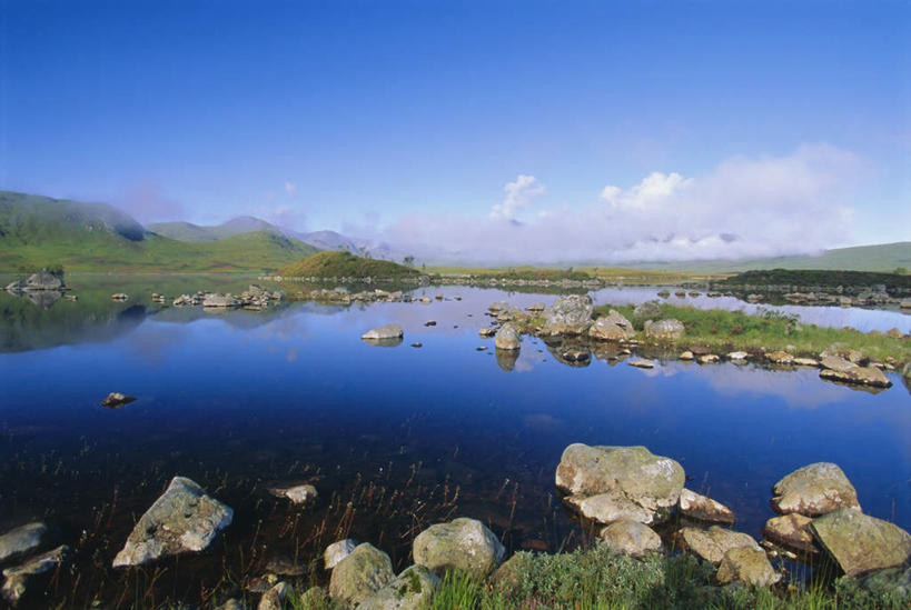 无人,横图,室外,白天,正面,旅游,度假,草地,草原,湖,湖泊,石头,美景,山,山脉,水,植物,英国,欧洲,阴影,波纹,光线,石子,影子,地平线,湖面,景观,旷野,山峰,水流,水面,云,云朵,辽阔,地面,涟漪,山峦,云彩,娱乐,苏格兰,草,蓝色,绿色,白云,倒影,蓝天,水纹,天空,阳光,自然,波浪,湖水,群山,天,享受,休闲,广阔,景色,放松,晴朗,一望无际,倒映,西欧,自然风光,原野,延伸,大不列颠,大不列颠及北爱尔兰联合王国,苏格兰高地,天地相交,水晕,大不列颠联合王国,日不落英帝国,苏格兰王国,无边无际,一马平川,反照,石块,岩石,晴空,彩图