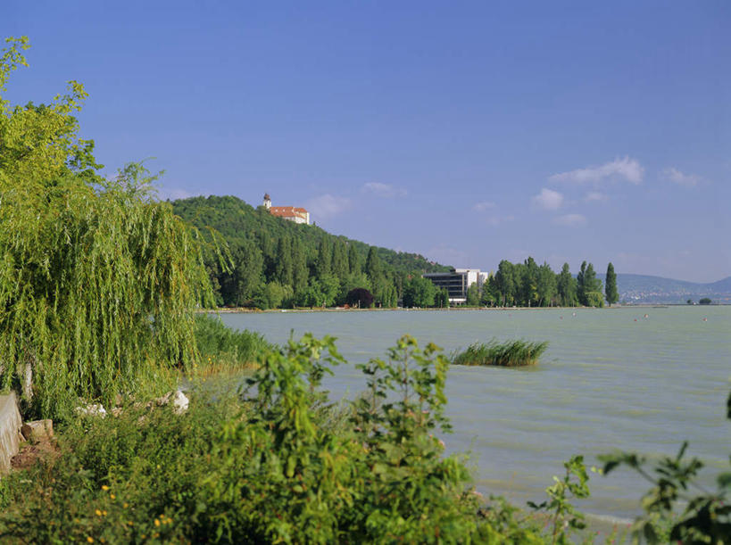 无人,家,码头,横图,室外,白天,正面,旅游,度假,湖,湖泊,美景,森林,山,山脉,树林,水,植物,港口,欧洲,匈牙利,阴影,光线,影子,房屋,屋子,湖面,景观,山峰,水流,水面,云,云朵,山峦,云彩,娱乐,楼房,住宅,树,树木,蓝色,绿色,白云,蓝天,天空,阳光,自然,湖水,群山,天,享受,休闲,景色,放松,生长,晴朗,成长,自然风光,中欧,匈牙利共和国,巴拉顿湖,晴空,彩图,房子,摆渡口,埠头,渡口,渡头,港湾,海港,货运码头,口岸,商港