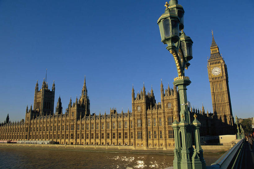 无人,家,横图,室外,白天,正面,旅游,度假,名胜古迹,标志建筑,地标,建筑,雕塑,英国,欧洲,伦敦,阴影,遗迹,艺术,装饰,时间,光线,雕刻,雕像,时钟,影子,房屋,屋子,公寓,钟楼,首都,计时,古迹,文物,娱乐,建设,古建筑,洋房,楼房,大本钟,大笨钟,住宅,蓝色,蓝天,天空,阳光,工艺品,钟表,天,享受,休闲,表,旅游胜地,放松,晴朗,纪念,美术,西欧,主题,大不列颠,陈列,古文明,大不列颠及北爱尔兰联合王国,万里无云,功能,美学,塔钟,大不列颠联合王国,日不落英帝国,雾都,钟,晴空,晴空万里,彩图,房子