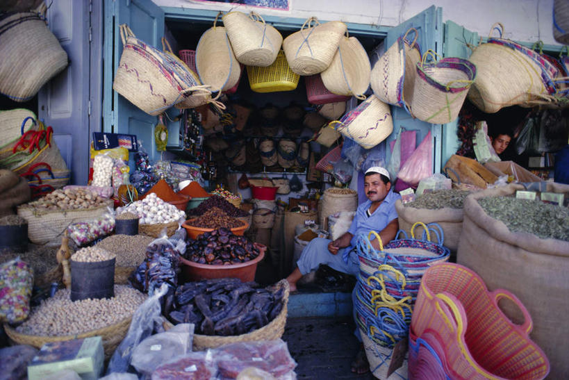 西方人,两个人,商店,站,坐,交叉,横图,室外,白天,正面,民族服装,购物,消费,超市,竹子,欧洲,非洲,黑人,欧洲人,竹制,编织,篮子,注视,竹篮,观察,看,站着,金融,百货,便利店,观看,竹条,交织,察看,竹制品,关注,选购,贸易,血拼,零售店,穿插,男人,男性,中年男性,非洲人,站立,坐着,彩图,全身,传统服装,民俗服,店铺,杂货店,杂货铺