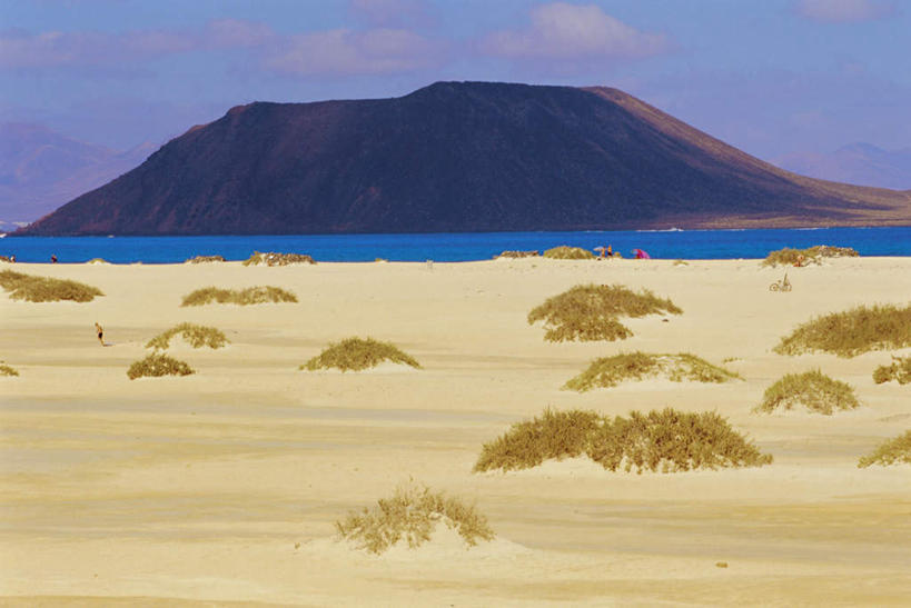无人,横图,室外,白天,正面,旅游,度假,石头,美景,沙漠,山,山脉,西班牙,欧洲,阴影,光线,石子,影子,景观,山峰,云,云朵,山峦,云彩,娱乐,蓝色,白云,蓝天,天空,阳光,自然,群山,天,享受,休闲,景色,放松,晴朗,加纳利群岛,南欧,自然风光,加那利群岛,西班牙王国,富埃特文图拉岛,大漠,砂漠,石块,岩石,晴空,彩图