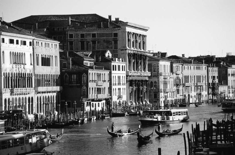 西方人,家,站,横图,俯视,黑白,室外,白天,度假,河流,美景,水,别墅,城市风光,城市,船,意大利,欧洲,威尼斯,欧洲人,一排,阴影,波纹,飞溅,服装,整齐,溅,光线,液体,影子,房屋,屋子,河水,景观,水滴,水流,公寓,木船,许多人,注视,休闲装,娱乐,洋房,楼房,住宅,水珠,排列,衣服,水纹,天空,阳光,船尾波,交通工具,波浪,天,观察,看,站着,一群人,享受,休闲,休闲服,景色,放松,服饰,晴朗,观看,察看,舟,队列,关注,南欧,喷洒,载具,独木舟,万里无云,意大利共和国,独木船,男人,男性,女人,女性,中年男性,中年女性,白种人,晴空,晴空万里,站立,高角度拍摄,全身,房子