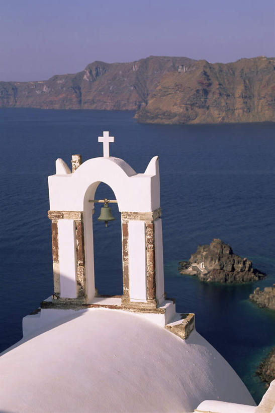 无人,竖图,俯视,室外,白天,度假,石头,美景,山,山脉,城市风光,城市,希腊,欧洲,阴影,节日,光线,十字架,石子,影子,墙,景观,山峰,山峦,文化,娱乐,墙壁,墙面,祈愿,一个,蓝色,白色,蓝天,天空,阳光,群山,天,祈祷,享受,休闲,健康,景色,放松,许愿,宗教,信仰,晴朗,单个,纪念,祈求,信号,基克拉迪群岛,圣托里尼岛,报时,希腊共和国,万里无云,召集,基克拉泽斯群岛,鸣钟,平安,钟,石块,岩石,晴空,晴空万里,彩图,高角度拍摄