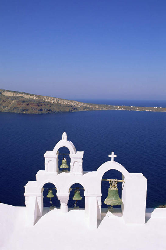 无人,竖图,俯视,室外,白天,度假,石头,美景,山,山脉,城市风光,城市,希腊,欧洲,阴影,节日,光线,十字架,石子,影子,墙,景观,山峰,山峦,文化,娱乐,墙壁,墙面,祈愿,蓝色,白色,蓝天,天空,阳光,群山,天,祈祷,四个,享受,休闲,健康,景色,放松,许愿,宗教,信仰,晴朗,纪念,祈求,信号,基克拉迪群岛,圣托里尼岛,报时,希腊共和国,万里无云,召集,基克拉泽斯群岛,鸣钟,平安,钟,石块,岩石,晴空,晴空万里,彩图,高角度拍摄