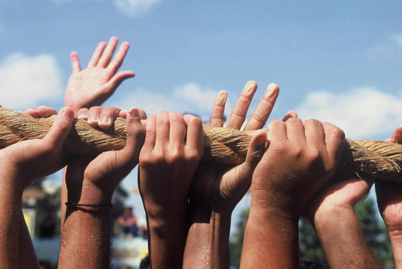 西方人,手,举,横图,室外,特写,白天,正面,欧洲,欧洲人,握,阴影,节日,光线,影子,云,云朵,许多人,拿,云彩,拿着,文化,蓝色,白云,蓝天,天空,阳光,绳子,天,祈祷,托,一群人,健康,手部,握着,许愿,宗教,信仰,晴朗,纪念,绳索,祈求,平安,男人,男性,女人,女性,中年男性,中年女性,白种人,晴空,举起,举手,举着,向上举,向上伸,向上托,半身,彩图