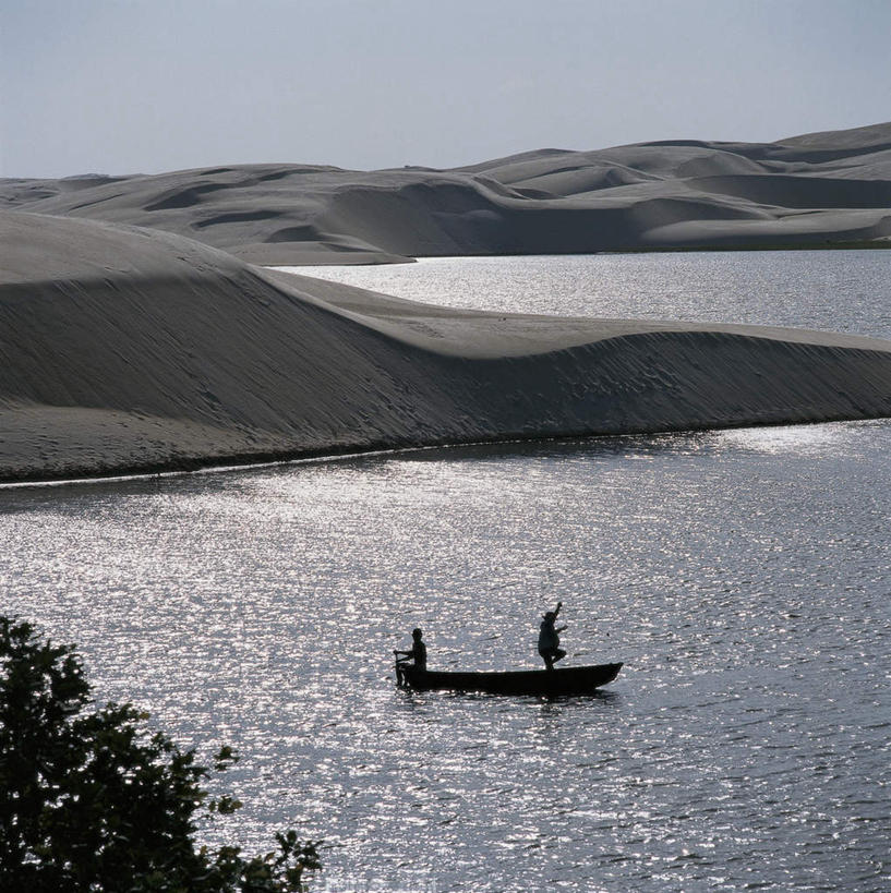 西方人,两个人,站,竖图,俯视,航拍,室外,白天,旅游,度假,海浪,海洋,美景,沙滩,山,山脉,植物,船,巴西,欧洲,欧洲人,阴影,服装,光线,沙子,影子,海岸,景观,浪花,山峰,木船,沙地,山峦,注视,休闲装,娱乐,树,树木,衣服,蓝色,绿色,蓝天,天空,阳光,自然,海水,交通工具,群山,天,观察,看,站着,享受,休闲,休闲服,景色,南美,放松,服饰,生长,晴朗,成长,观看,察看,南美洲,舟,拉丁美洲,鸟瞰,关注,自然风光,载具,独木舟,美洲,海景,万里无云,巴西联邦共和国,亚美利加洲,南亚美利加洲,独木船,男人,男性,中年男性,白种人,大海,风浪,海,海水的波动,海滩,近岸浪,涌浪,晴空,晴空万里,站立,彩图,高角度拍摄,全身