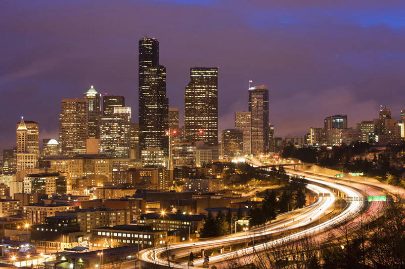 无人,横图,室外,夜晚,留白,长时间曝光,度假,旅途,美景,城市风光,城市,摩天大楼,照明,美国,景观,塔,娱乐,灯,黄昏,灯具,地标建筑,享受,休闲,景色,放松,摄影,尾灯,照亮,北美,北美洲,照明设备,美洲,华盛顿州,西雅图,前照灯,前大灯,车前灯,北亚美利加洲,亚美利加洲,彩图,5号州际公路,美利坚合众国