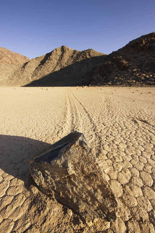 无人,体育馆,公园,运动场,竖图,室外,探险,沙漠,风,美国,滑,阴影,形状,沮丧,科学,痕迹,体育场,马场,幻想,摄影,怪异,泥,北美,北美洲,国家公园,加利福尼亚,美洲,自然现象,赛马场,加州,地貌,死亡谷国家公园,加利福尼亚州,金州,黄金州,跑马场,北亚美利加洲,亚美利加洲,运动馆,大盆地国家公园,死谷,死谷国家公园,地质学,盐滩,自然地理,岩石,彩图,旅行,高岭石,美利坚合众国