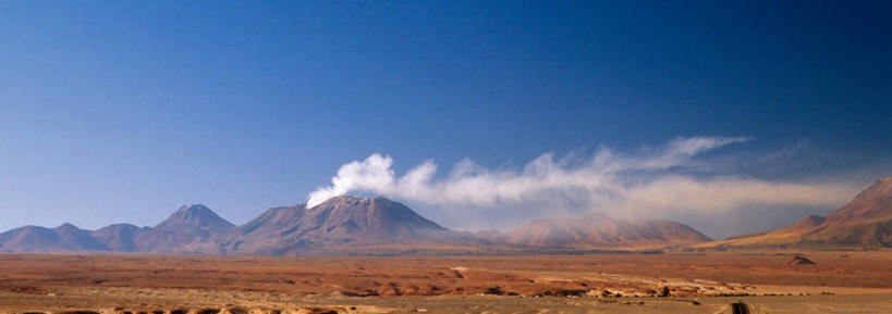 无人,横图,室外,白天,旅游,度假,建筑业,火山,美景,山,指示牌,火,智利,标志,文字,圆锥,地平线,地形,景观,山顶,横幅,褐色,娱乐,标识,蓝色,白色,天空,自然,享受,休闲,烟,景色,熔岩,南美,放松,摄影,灰,自然风光,外星人,毁灭,爆发,安地斯山脉,地质学,自然地理,彩图,混沌,二氧化碳,精力,环太平洋火山带