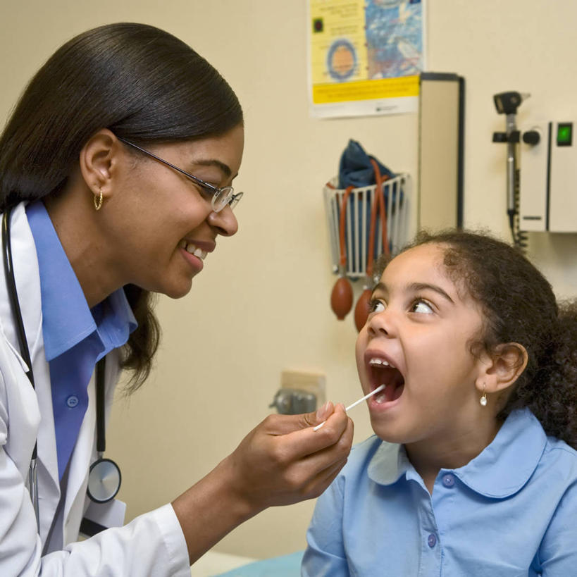 西方人,儿童,成年人,中年人,两个人,医生,病人,护士,办公室,方图,室内,化妆,美容,纯洁,欧洲,非洲,黑人,欧洲人,护肤,细菌,小孩,化妆棉,化妆品,保养,享受,休闲,放松,可爱,童年,童趣,保健,摄影,保护,化妆用品,肖像,童真,烂漫,无邪,养颜,链球菌,天真,中年女性,白种人,非洲人,孩子,彩图,喉咙痛