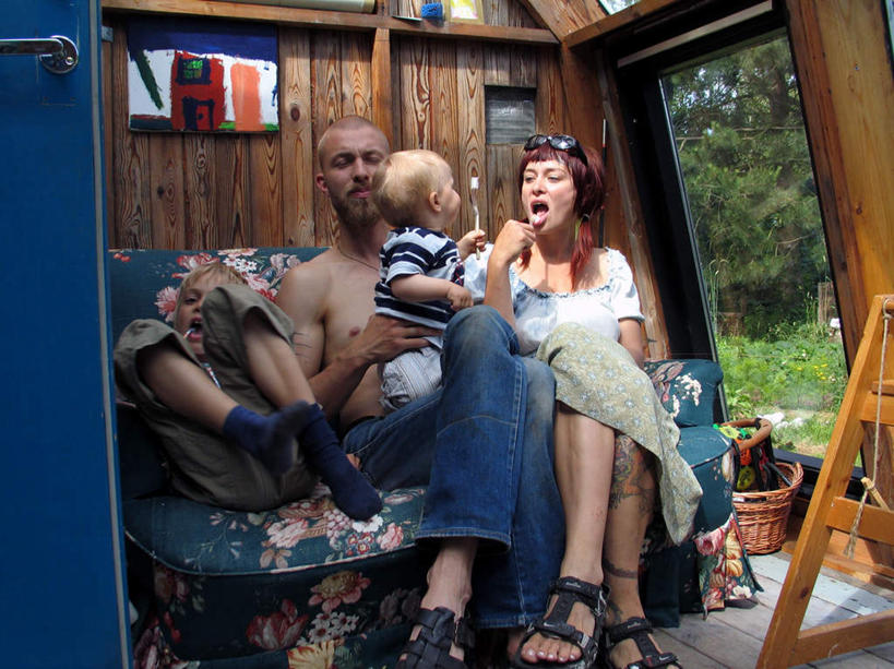 西方人,儿童,四个人,家庭,夫妻,母亲,父亲,儿子,家,木屋,坐,横图,室内,白天,正面,爱情,纯洁,植物,沙发,丹麦,欧洲,欧洲人,阴影,光线,牙刷,影子,两把,浪漫,注视,刷牙,住宅,树,树木,小孩,绿色,阳光,自然,观察,看,温暖,温馨,父子,母子,一家人,恩爱,父爱,可爱,母爱,童年,童趣,恋人,生长,成长,观看,和睦,察看,关注,自然风光,北欧,童真,烂漫,无邪,丹麦王国,天真,男孩,男人,男性,年轻男性,年轻女性,女人,女性,白种人,孩子,年轻人,夫妇,情侣,坐着,半身,彩图,茅舍,茅屋,棚屋,小木屋,小屋,伴侣,融洽,男生,皮沙发