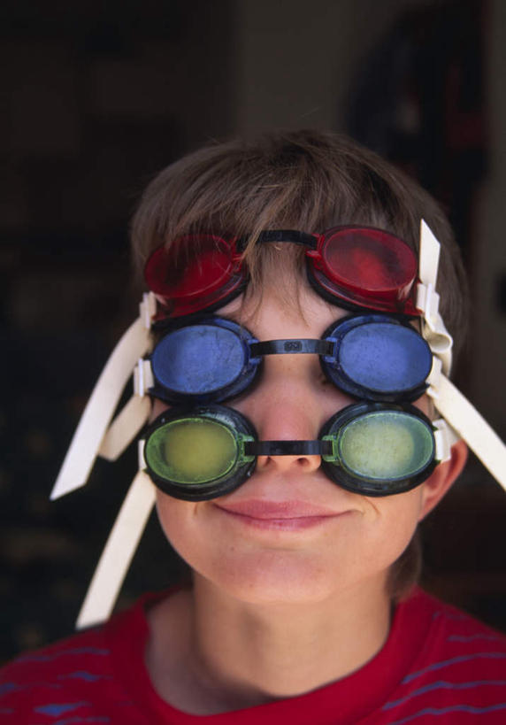 西方人,儿童,脸,头,脸颊,一个人,站,竖图,室内,特写,白天,正面,纯洁,安全,欧洲,欧洲人,仅一个男性,仅一个人,一排,戴,服装,整齐,眼镜,防护,休闲装,排列,小孩,衣服,红色,蓝色,绿色,站着,仅一个小孩,休闲,休闲服,可爱,童年,童趣,遮,遮掩,服饰,护目镜,保护,戴着,掩盖,遮挡,队列,保险,童真,烂漫,无邪,遮盖,保全,周全,安稳,安定,掩饰,安全防护眼镜,三副,平安,天真,男孩,男人,男性,白种人,孩子,头部,脸部,脸蛋,面部,站立,半身,彩图,防护眼镜,男生