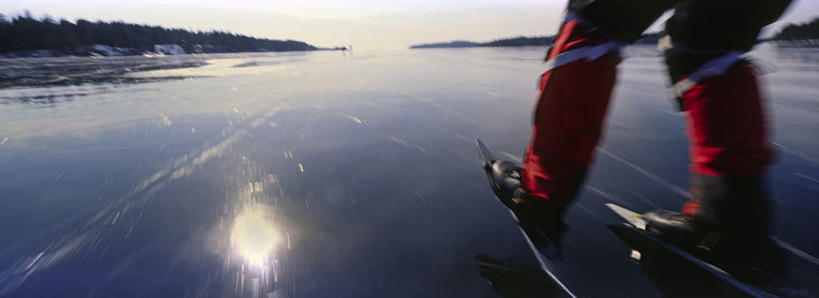 西方人,一个人,横图,俯视,室外,白天,旅游,度假,游戏,美景,树林,植物,瑞典,欧洲,欧洲人,仅一个男性,仅一个人,一排,阴影,朦胧,模糊,整齐,光线,工具,器材,影子,冰,景观,玩,注视,娱乐,运动器械,树,树木,排列,仅一个年轻男性,蓝色,绿色,蓝天,天空,阳光,自然,天,观察,看,享受,休闲,器械,健身器械,景色,放松,寒冷,生长,成长,拐杖,观看,活动,滑雪杖,察看,冰冷,斯堪的纳维亚,队列,发泄,关注,消遣,智力,自然风光,北欧,斯堪的纳维亚半岛,健身器材,滑雪装备,宣泄,严寒,辅助设备,冰凉,酷寒,凛冽,凛凛,极冷,瑞典王国,男人,男性,年轻男性,白种人,玩耍,嬉戏,半身,彩图,高角度拍摄,运动器材