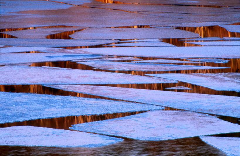 无人,横图,俯视,室外,白天,旅游,度假,河流,美景,日落,水,平静,飘扬,冰,河水,景观,水流,晚霞,霞光,落日,娱乐,倒影,自然,黄昏,浮冰,享受,休闲,景色,彩霞,安静,放松,寒冷,宁静,冰冷,倒映,静谧,自然风光,严寒,冰凉,沉静,酷寒,凛冽,凛凛,极冷,浮荡,飘拂,流冰,浮冰块,恬静,漂荡,飘零,安祥,僻静,清静,太平,夕照,反照,夕阳,彩图,高角度拍摄,斜阳,飘荡