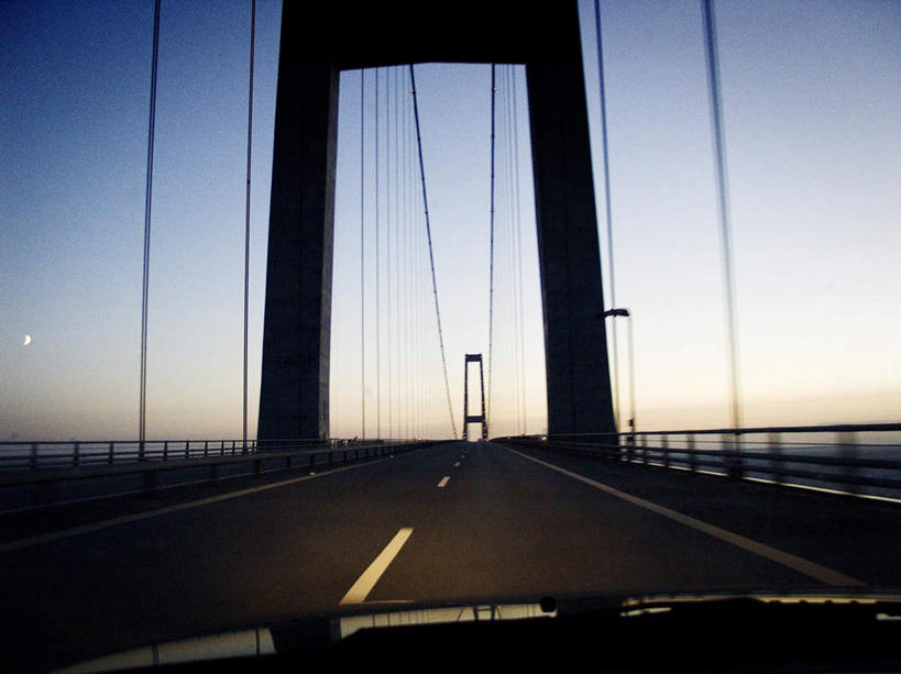 无人,横图,室内,白天,正面,日落,汽车,一辆,平静,晚霞,霞光,月亮,落日,桥,月光,车,一个,蓝色,蓝天,天空,黄昏,交通工具,轿车,天,彩霞,安静,吊桥,晴朗,单个,人行桥,宁静,悬索桥,明亮,静谧,载具,吊杆,万里无云,皎洁,沉静,恬静,安祥,僻静,清静,太平,夕照,锚锭,悬索,晴空,晴空万里,夕阳,彩图,斜阳