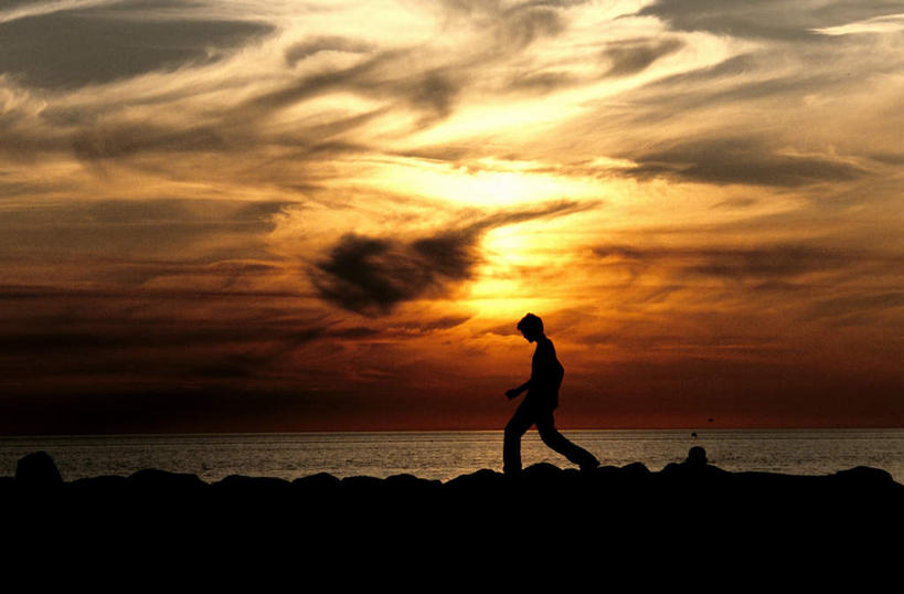 西方人,一个人,跑,横图,室外,白天,侧面,锻炼,运动,海浪,海洋,石头,日落,欧洲,欧洲人,仅一个男性,仅一个人,平静,石子,浪花,晚霞,霞光,落日,背光,仅一个年轻男性,海水,黄昏,彩霞,安静,宁静,一望无际,静谧,逆光,海景,沉静,恬静,安祥,僻静,清静,太平,无边无际,一马平川,夕照,体育,男人,男性,年轻男性,白种人,大海,风浪,海,海水的波动,近岸浪,石块,岩石,涌浪,夕阳,跑步,彩图,全身,健身,斜阳