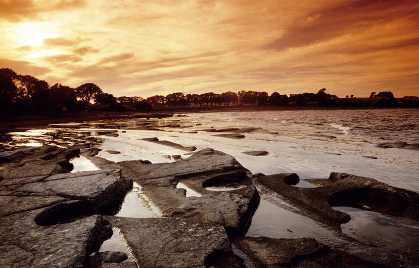 无人,横图,室外,白天,正面,河流,石头,美景,日落,水,瑞典,欧洲,粗糙,平静,石子,河水,景观,水流,晚霞,霞光,悬崖,云,云朵,落日,云彩,白云,自然,黄昏,陡峭,景色,彩霞,安静,高低,宁静,凹凸,毛糙,斯堪的纳维亚,静谧,自然风光,北欧,斯堪的纳维亚半岛,沉静,绝壁,恬静,安祥,僻静,清静,太平,瑞典王国,笔陡,峻峭,夕照,石块,岩石,夕阳,彩图,粗拙,斜阳