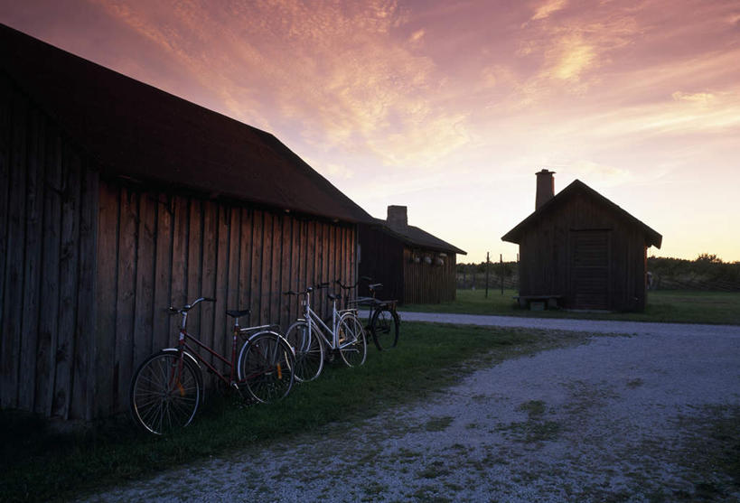 无人,家,木屋,横图,室外,白天,正面,草地,草坪,美景,日落,植物,道路,路,自行车,停靠,平静,景观,泥土,土壤,晚霞,霞光,云,云朵,落日,小路,交通,云彩,住宅,车,脚踏车,草,树,树木,绿色,白云,自然,黄昏,交通工具,景色,彩霞,安静,生长,成长,宁静,静谧,停泊,自然风光,载具,沉静,恬静,安祥,僻静,清静,太平,夕照,夕阳,彩图,茅舍,茅屋,棚屋,小木屋,小屋,斜阳