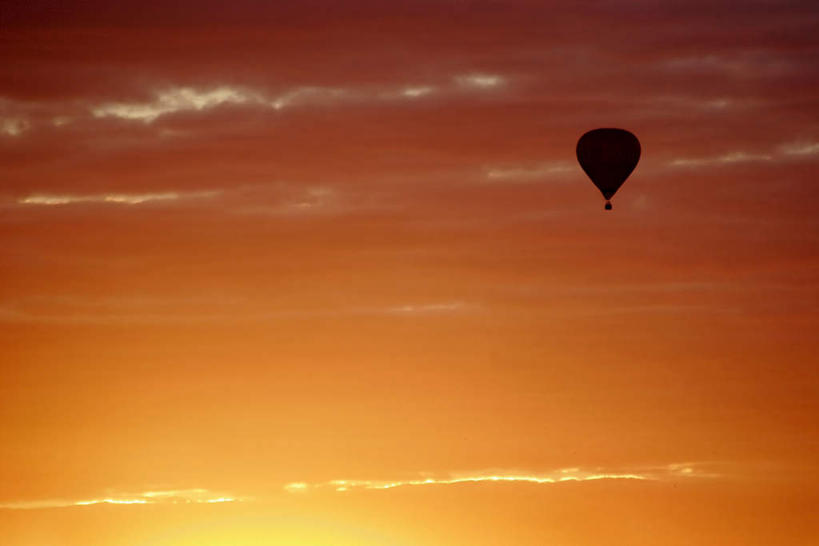 无人,横图,室外,白天,仰视,美景,日落,飞翔,平静,飞行,景观,晚霞,霞光,云,云朵,落日,交通,翱翔,云彩,航空,飞,一个,白云,自然,黄昏,热气球,交通工具,景色,彩霞,安静,运输,单个,宁静,静谧,自然风光,载具,沉静,恬静,安祥,僻静,清静,太平,夕照,夕阳,彩图,低角度拍摄,斜阳