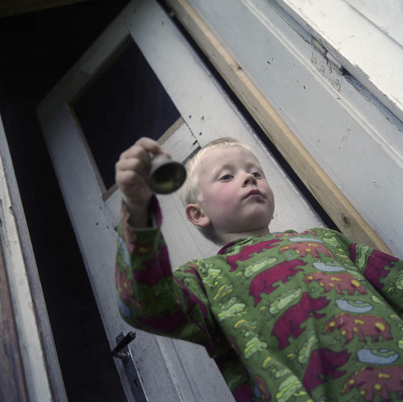 西方人,儿童,一个人,站,横图,室内,白天,仰视,纯洁,金属制品,欧洲,欧洲人,仅一个男性,仅一个人,阴影,服装,光线,金属,影子,注视,休闲装,小孩,衣服,阳光,低头,观察,看,站着,仅一个小孩,休闲,休闲服,可爱,童年,童趣,服饰,观看,察看,关注,摇铃,童真,烂漫,无邪,天真,男孩,男人,男性,白种人,孩子,站立,半身,彩图,低角度拍摄,男生