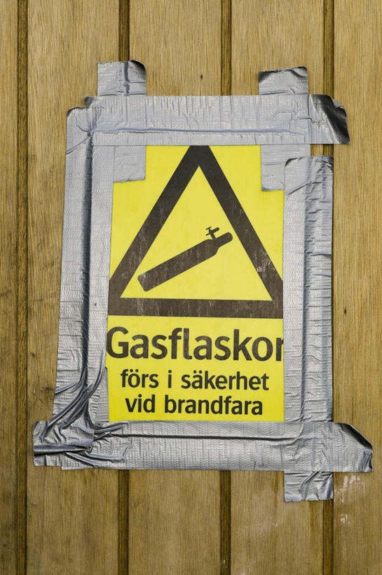 无人,竖图,室内,特写,白天,正面,度假,美景,门,城市风光,城市,英文,标志,文字,字符,字母,墙,景观,警告,娱乐,标识,墙壁,墙面,黄色,门框,享受,休闲,景色,放松,警示,英文字母,禁止,提醒,提示,限制,危险,彩图