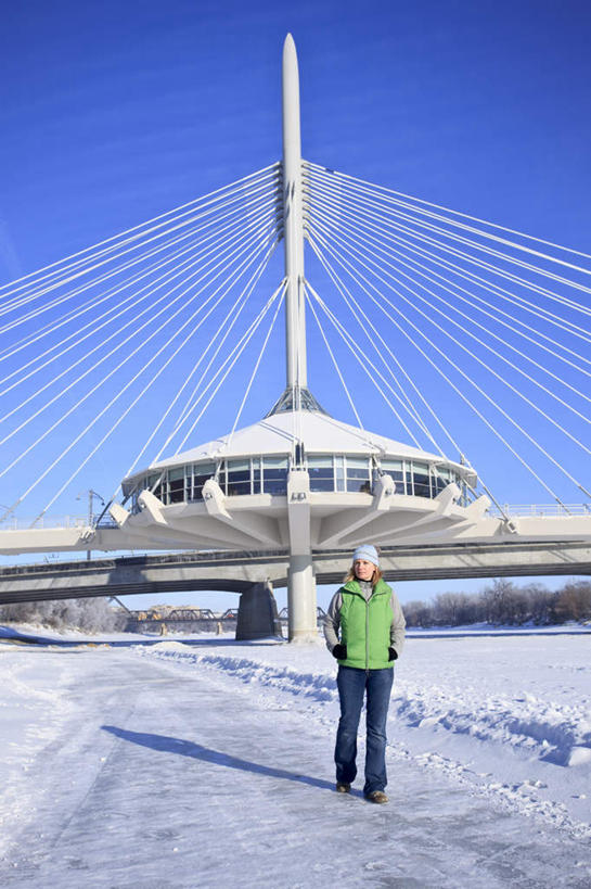 西方人,一个人,站,竖图,室外,白天,正面,雪,大雪,大桥,立交桥,桥梁,欧洲,加拿大,欧洲人,仅一个女性,仅一个人,阴影,服装,光线,影子,积雪,雪景,冬季,冬天,高架,斜拉桥,桥,注视,休闲装,衣服,蓝色,蓝天,天空,阳光,天,观察,看,站着,仅一个中年女性,休闲,休闲服,寒冷,服饰,晴朗,观看,察看,北美,北美洲,关注,美洲,万里无云,北亚美利加洲,亚美利加洲,严寒,马尼托巴,马尼托巴省,曼尼托巴省,女人,女性,中年女性,白种人,晴空,晴空万里,站立,彩图,全身