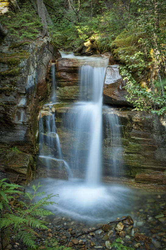 无人,竖图,室外,白天,正面,旅游,度假,草地,草坪,河流,礁石,石头,美景,瀑布,水,植物,加拿大,飞溅,溅,石子,液体,河水,景观,水滴,水流,娱乐,水珠,草,树,树木,绿色,自然,享受,休闲,景色,放松,生长,成长,北美,北美洲,喷洒,自然风光,美洲,北亚美利加洲,亚美利加洲,卑诗省,不列颠哥伦比亚,不列颠哥伦比亚省,跌水,礁,石块,岩石,彩图