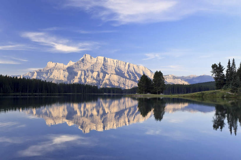 无人,横图,室外,白天,正面,旅游,度假,草地,草坪,河流,美景,山,水,雪,雪山,植物,大雪,加拿大,阴影,光线,影子,冰,河水,积雪,景观,山峰,水流,雪景,云,云朵,冬季,冬天,山峦,云彩,娱乐,草,树,树木,蓝色,绿色,白云,倒影,蓝天,天空,阳光,自然,天,享受,休闲,景色,放松,寒冷,生长,晴朗,成长,冰冷,倒映,北美,北美洲,国家公园,自然风光,美洲,阿尔伯塔省,班夫国家公园,阿尔伯塔,北亚美利加洲,亚美利加洲,严寒,冰凉,酷寒,凛冽,凛凛,极冷,艾伯塔,艾伯塔省,反照,晴空,彩图