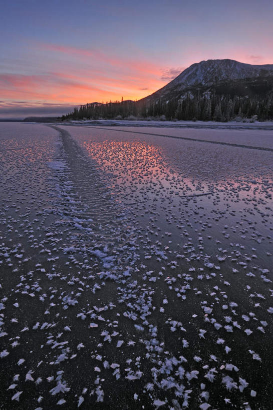 无人,竖图,室外,白天,正面,旅游,度假,河流,美景,日落,森林,山,树林,水,雪,雪山,植物,大雪,加拿大,冰,河水,积雪,景观,山峰,水流,晚霞,霞光,雪景,云,云朵,冬季,冬天,落日,山峦,云彩,娱乐,树,树木,蓝色,绿色,白云,倒影,蓝天,天空,自然,黄昏,天,享受,休闲,景色,彩霞,放松,寒冷,生长,晴朗,成长,冰冷,倒映,北美,北美洲,自然风光,美洲,北亚美利加洲,亚美利加洲,严寒,冰凉,酷寒,凛冽,凛凛,极冷,育空,育空地区,夕照,反照,晴空,夕阳,彩图,斜阳