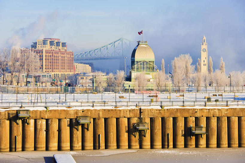 无人,横图,室外,白天,正面,旅游,度假,标志建筑,大桥,地标,建筑,立交桥,桥梁,加拿大,阴影,时间,光线,时钟,影子,云,云朵,高架,斜拉桥,桥,计时,云彩,娱乐,建设,蓝色,白云,蓝天,天空,阳光,钟表,天,享受,休闲,表,旅游胜地,放松,晴朗,北美,北美洲,美洲,北亚美利加洲,亚美利加洲,塔钟,魁北克省,蒙特利尔,蒙特利尔市,蒙特娄,圣人之城,钟,晴空,彩图