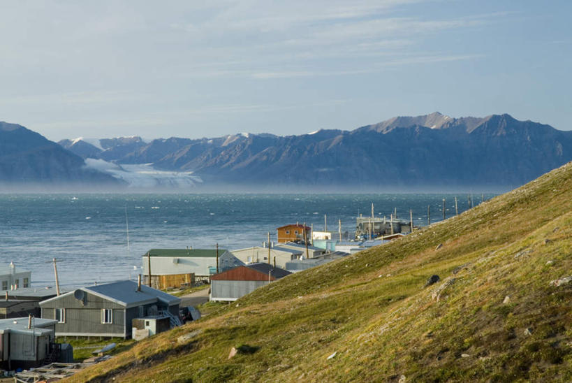 无人,家,横图,俯视,室外,白天,旅游,度假,草地,草坪,湖,湖泊,石头,美景,山,山脉,水,植物,加拿大,阴影,波纹,光线,石子,影子,房屋,屋子,湖面,景观,山峰,水流,水面,云,云朵,山峦,云彩,娱乐,楼房,住宅,草,蓝色,绿色,白云,蓝天,水纹,天空,阳光,自然,波浪,湖水,群山,天,享受,休闲,景色,放松,北美,北美洲,自然风光,美洲,北亚美利加洲,亚美利加洲,巴芬岛,石块,岩石,彩图,高角度拍摄,房子