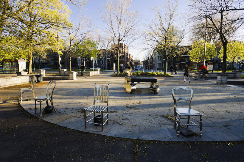 西方人,家,广场,走,横图,俯视,室外,白天,日落,植物,道路,路,椅子,欧洲,欧洲人,一排,行人,阴影,朦胧,模糊,整齐,光线,影子,房屋,木椅,屋子,晚霞,霞光,落日,小路,交通,许多人,拥堵,拥挤,注视,楼房,路人,住宅,树,树木,排列,蓝色,绿色,蓝天,天空,阳光,自然,黄昏,天,观察,看,一群人,彩霞,生长,成长,观看,察看,队列,关注,宽阔,宽敞,夕照,男人,男性,年轻男性,年轻女性,女人,女性,中年男性,白种人,夕阳,步行,散步,走路,彩图,高角度拍摄,全身,房子,斜阳