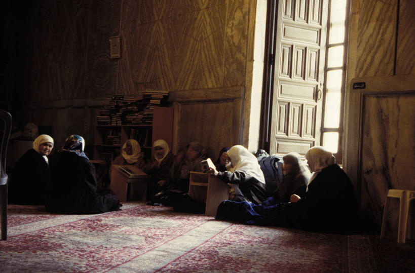 教堂,坐,说,盘腿,横图,室内,白天,正面,讨论,摆设,门,标志建筑,地标,建筑,亚洲,花纹,服装,节日,古老,装饰,木制,建筑群,许多人,注视,休闲装,文化,设备,建设,衣服,木制品,门框,观察,看,祈祷,一群人,休闲,健康,休闲服,许愿,宗教,服饰,信仰,观看,纪念,地摊,华丽,修饰,祈求,点缀,察看,关注,装备,信念,衬托,美观,雅致,雅观,陈腐,长久,久长,悠长,悠久,设置,交流,平安,阿拉伯人,白种人,亚洲人,沟通,讲话,交谈,盘腿而坐,盘膝,盘着腿的,盘着腿坐,商讨,双腿交叉,说话,谈话,坐着,彩图,全身,大教堂,礼拜堂