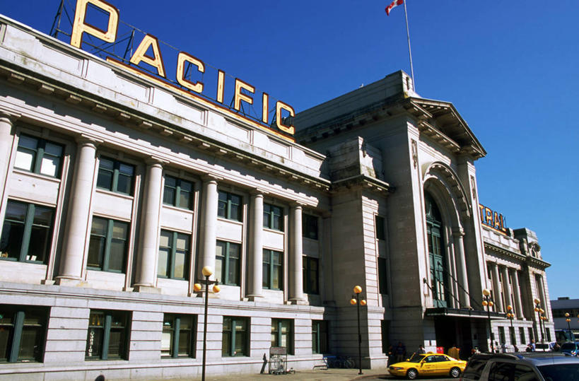 无人,横图,室外,白天,仰视,度假,美景,城市风光,城市,建筑,车站,汽车,旗帜,国旗,加拿大,两辆,一面,阴影,光线,影子,景观,站台,娱乐,月台,车,蓝色,蓝天,天空,阳光,交通工具,轿车,天,享受,休闲,景色,放松,精致,北美,优美,北美洲,载具,美洲,精美,修建,加拿大国旗,北亚美利加洲,亚美利加洲,修筑,精彩,精巧,旗,彩图,低角度拍摄