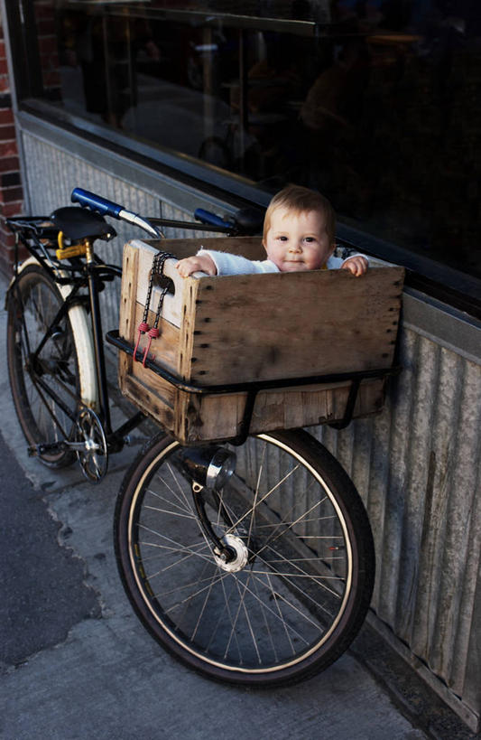 西方人,婴儿,儿童,交叉,竖图,俯视,室外,白天,纯洁,道路,路,公路,自行车,竹子,欧洲,欧洲人,阴影,竹制,编织,光线,篮子,纹理,影子,墙,交通,注视,墙壁,墙面,车,脚踏车,小孩,阳光,竹篮,交通工具,观察,看,抓,可爱,活泼,观看,竹条,交织,察看,抓着,竹制品,关注,载具,宝宝,纯真,烂漫,无邪,穿插,伶俐,天真,白种人,孩子,马路,半身,彩图,高角度拍摄