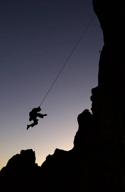 西方人,一个人,攀登,竖图,室外,白天,仰视,锻炼,旅游,度假,探险,运动,攀岩,石头,日落,山,山脉,欧洲,美国,欧洲人,仅一个男性,仅一个人,连接,阴影,组合,光线,石子,影子,山峰,晚霞,霞光,落日,山峦,注视,娱乐,极限运动,仅一个年轻男性,蓝色,蓝天,天空,阳光,黄昏,绳子,群山,天,观察,看,享受,休闲,陡峭,爬,彩霞,放松,观看,绳索,链接,腐蚀,侵蚀,察看,北美,北美洲,紧固,关注,拼接,室外运动,拼凑,美洲,户外运动,北亚美利加洲,亚美利加洲,拼合,凑集,聚合,撮合,链结,牢固,笔陡,峻峭,夕照,冒险,体育,男人,男性,年轻男性,白种人,石块,岩石,夕阳,登山,攀爬,彩图,低角度拍摄,全身,健身,斜阳