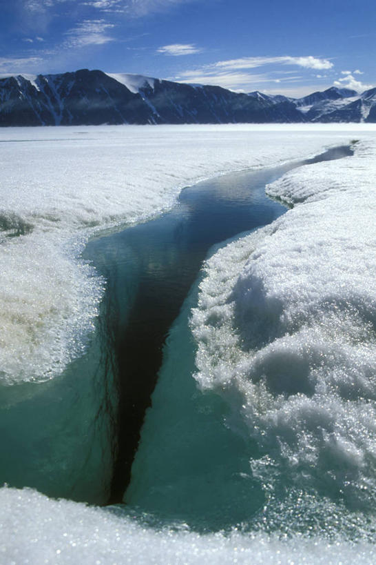 无人,竖图,俯视,室外,白天,河流,美景,山,水,雪,雪山,大雪,加拿大,阴影,清澈,平静,光线,影子,冰,河水,积雪,景观,山峰,水流,雪景,云,云朵,冬季,冬天,山峦,云彩,蓝色,白云,蓝天,天空,阳光,自然,天,景色,安静,寒冷,晴朗,宁静,冰冷,北美,北美洲,静谧,自然风光,美洲,北亚美利加洲,亚美利加洲,严寒,冰凉,沉静,酷寒,凛冽,凛凛,极冷,恬静,安祥,僻静,清静,太平,巴芬岛,明澈,清彻,清亮,晴空,彩图,高角度拍摄