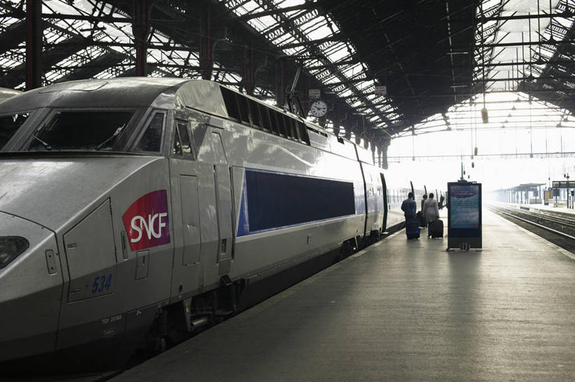 西方人,两个人,伙伴,朋友,走,横图,室外,白天,旅游,度假,友谊,路,铁路,火车,车站,欧洲,欧洲人,一辆,停靠,阴影,服装,光线,英文,标志,拉杆箱,旅行箱,文字,影子,字符,字母,屋顶,轨道,站台,交通,铁轨,顶棚,注视,休闲装,娱乐,标识,月台,车,背面,衣服,阳光,行李箱,箱子,交通工具,观察,看,享受,休闲,休闲服,放松,运输,服饰,观看,出差,英文字母,察看,关注,停泊,载具,友情,年轻女性,女人,女性,白种人,步行,散步,走路,彩图,全身,旅行