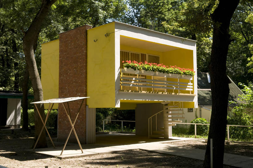 无人,家,横图,室外,白天,正面,草地,草坪,美景,植物,别墅,阴影,装饰,平静,光线,盆栽,影子,房屋,屋子,景观,泥土,土壤,公寓,盆景,洋房,楼房,住宅,草,树,树木,绿色,阳光,自然,景色,安静,生长,成长,宁静,华丽,修饰,点缀,静谧,自然风光,衬托,美观,雅致,雅观,沉静,恬静,安祥,僻静,清静,太平,彩图,房子