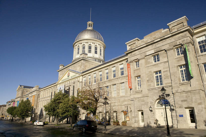 无人,家,横图,室外,白天,仰视,旅游,度假,美景,植物,城市风光,标志建筑,城市,道路,地标,建筑,路,路灯,公路,汽车,加拿大,一辆,阴影,光线,影子,房屋,屋子,景观,公寓,尖顶,交通,娱乐,建设,洋房,楼房,住宅,车,树,树木,蓝色,绿色,蓝天,天空,阳光,自然,交通工具,轿车,天,享受,休闲,景色,放松,生长,成长,精致,北美,优美,北美洲,自然风光,载具,美洲,精美,北亚美利加洲,亚美利加洲,精彩,精巧,魁北克省,蒙特利尔,蒙特利尔市,蒙特娄,圣人之城,马路,彩图,低角度拍摄,房子