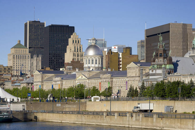 无人,家,栏杆,横图,室外,白天,正面,旅游,度假,河流,美景,水,植物,城市风光,标志建筑,城市,道路,地标,建筑,路,路灯,公路,汽车,加拿大,一辆,阴影,光线,影子,房屋,屋子,河水,景观,水流,公寓,围栏,尖顶,交通,面包车,娱乐,建设,洋房,护栏,楼房,住宅,车,树,树木,蓝色,绿色,蓝天,天空,阳光,自然,交通工具,天,享受,休闲,景色,放松,生长,成长,精致,北美,优美,北美洲,自然风光,载具,美洲,精美,北亚美利加洲,亚美利加洲,精彩,精巧,魁北克省,蒙特利尔,蒙特利尔市,蒙特娄,圣人之城,马路,彩图,房子