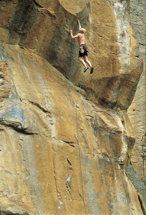 西方人,一个人,攀登,竖图,室外,白天,仰视,锻炼,旅游,度假,探险,运动,攀岩,石头,欧洲,欧洲人,仅一个男性,仅一个人,连接,组合,石子,悬崖,注视,娱乐,极限运动,仅一个年轻男性,绳子,观察,看,享受,休闲,陡峭,爬,放松,观看,绳索,链接,腐蚀,侵蚀,察看,紧固,关注,拼接,室外运动,拼凑,户外运动,拼合,凑集,聚合,撮合,链结,牢固,绝壁,笔陡,峻峭,冒险,体育,男人,男性,年轻男性,白种人,石块,岩石,登山,攀爬,抬头,仰头,彩图,低角度拍摄,全身,健身